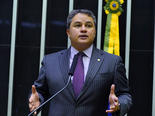 Efraim Filho critica tributação sobre combustíveis mas ignora política de dolarização